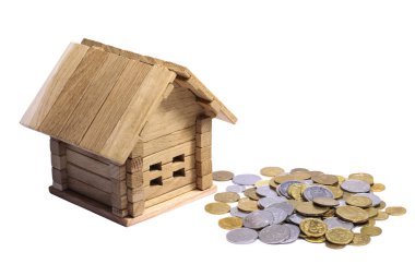 Ahşap ev blok sikke ile. (finans, özellik ve ev kavramı borç). Proje rahat ev. Yeni bina ayrıntılarını ve inşaat için para. Yeni bir ev satın alma.