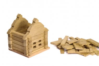 Hafta sonu ev beyaz arka plan üzerinde doğal renkli oyuncak bloklarla