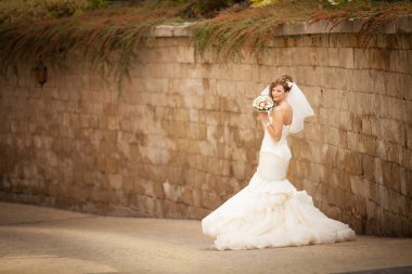 Bir güzel şehvetli genç esmer br tam uzunlukta yan görünüm