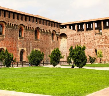 Antik kale duvarı ve mavi gökyüzü