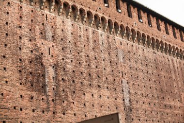 Antik kale duvarı ve mavi gökyüzü