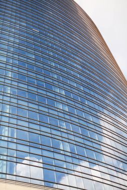 Şehir merkezinde kurumsal iş bölgesi mimarisi: cam yansıtacak