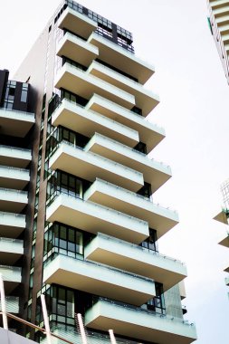 Modern bina kat mülkiyeti blu karşı vinç yapım aşamasında