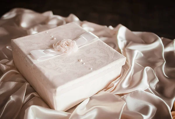 Wedding box for money. Chest and embossed decoration with a ribbon bow. — Stock Photo, Image