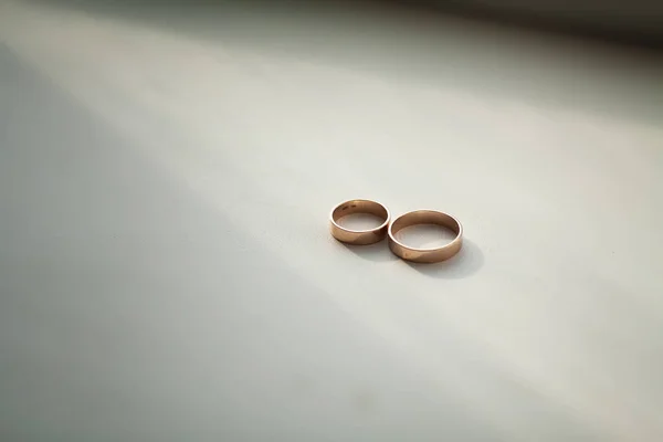 Красивый серебряный фон с обручальными кольцами — стоковое фото