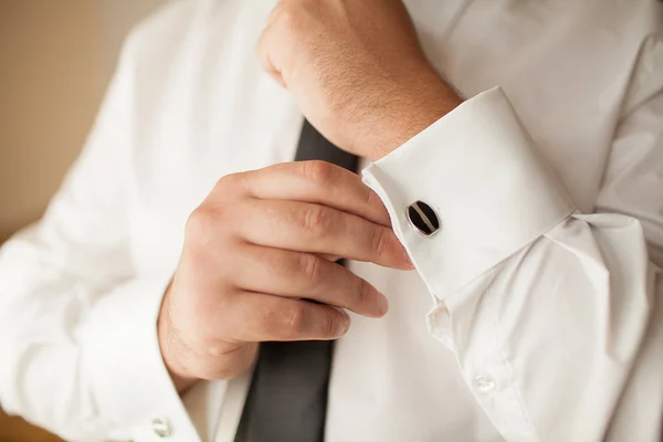 Feliz lindo noivo bonito se preparando vestido de manhã no fundo de uma sala — Fotografia de Stock