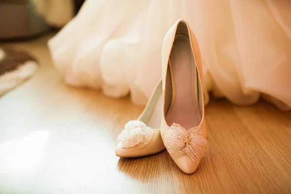 Chaussures de mariée élégantes et élégantes . — Photo