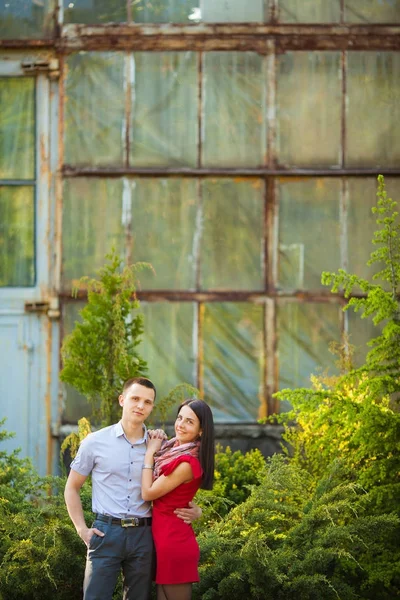 Unga par förälskade ha kul och njuta av den vackra naturen — Stockfoto