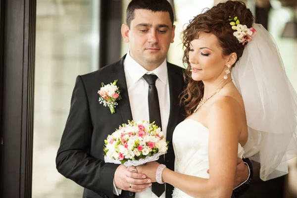 Nevěsta a ženich v hotelovém pokoji — Stock fotografie