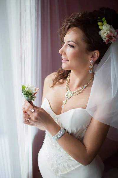 Hochzeit. Schöne Braut mit Strauß — Stockfoto