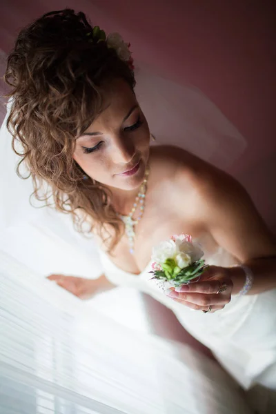 Retrato de novia hermosa. Vestido de novia. Decoración de boda — Foto de Stock