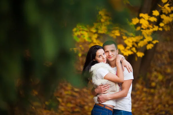 Ungt forelska par som har det gøy og nyter den vakre naturen – stockfoto
