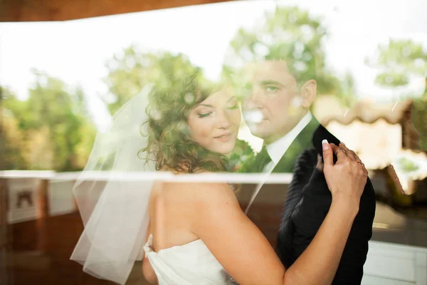 La novia y el novio en el balcón en la habitación del hotel — Foto de Stock