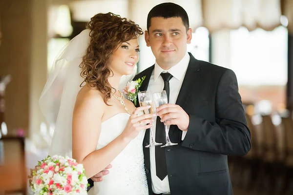 La novia y el novio en la habitación del hotel —  Fotos de Stock