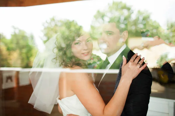 新娘和新郎在酒店房间的阳台上 — 图库照片