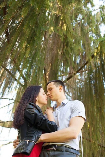 Unga par förälskade ha kul och njuta av den vackra naturen — Stockfoto