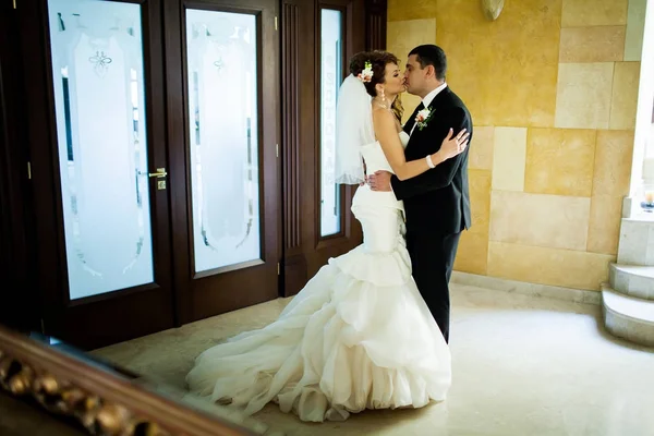 Novia y novio besándose en un interior elegante —  Fotos de Stock