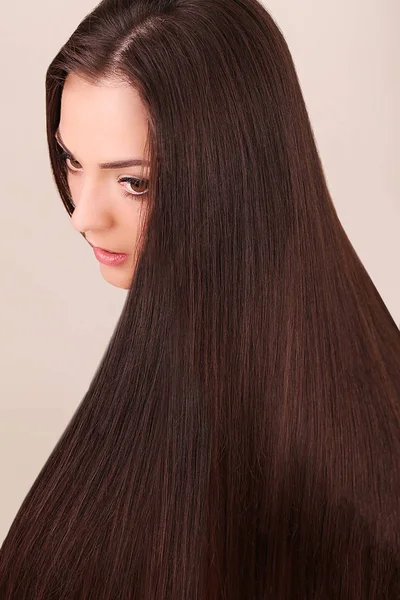 Brązowe włosy. portret piękna kobieta z długimi włosami. wysoki qua — Zdjęcie stockowe