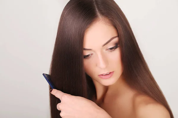 Cabello castaño. Hermosa mujer peina su pelo largo saludable. Alta q — Foto de Stock
