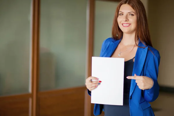 Atractiva joven mujer de negocios moderna en la oficina — Foto de Stock