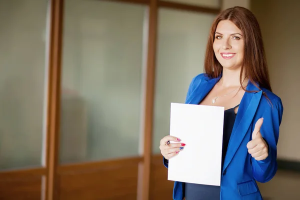 Porträt einer netten jungen Geschäftsfrau, die im Büro lächelt — Stockfoto
