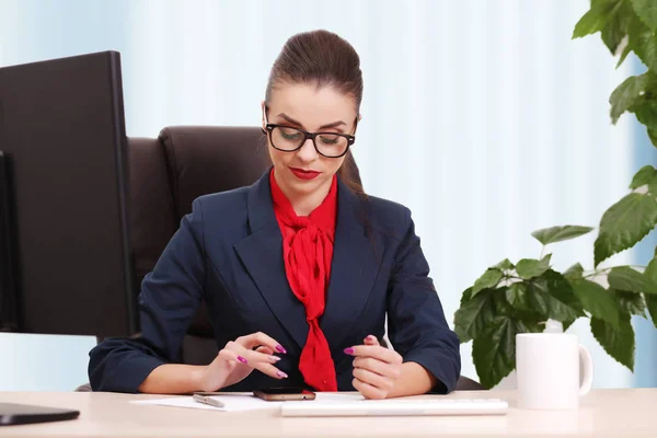 Biznes kobieta w biurze na białym tle — Zdjęcie stockowe