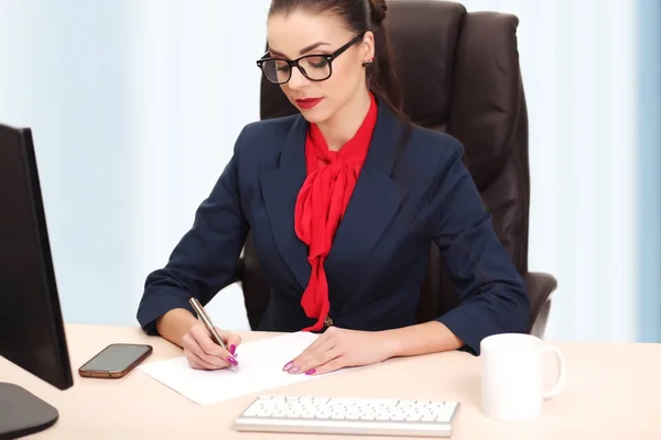 Portret bizneswoman z laptopa pisze na dokument o on — Zdjęcie stockowe