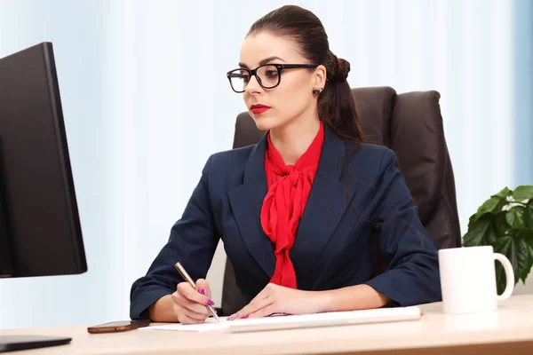 Portrait de femme d'affaires avec ordinateur portable écrit sur un document à il — Photo