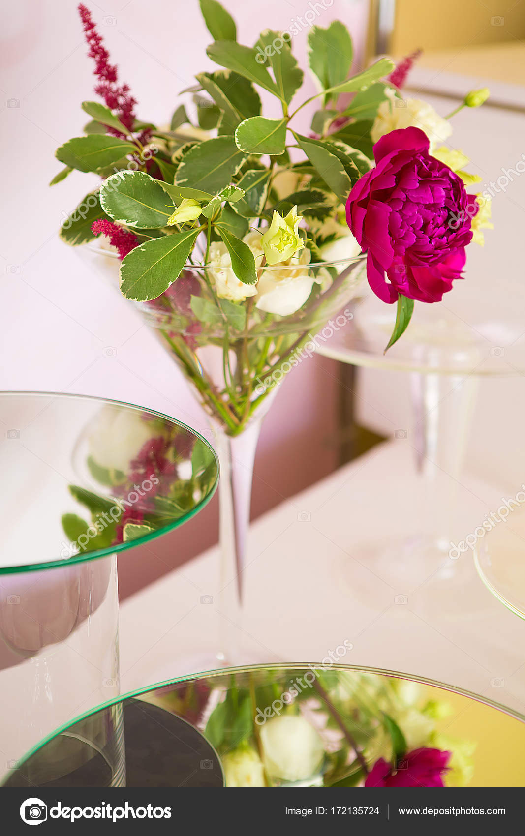 Bouquet De Fleurs Dans Un Vase De Verre Sur La Table à