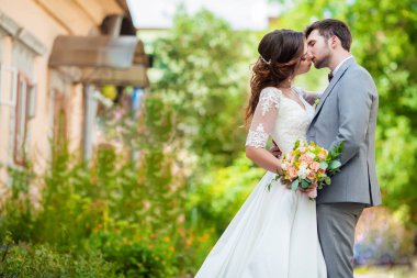 Damat ve gelin buketi ile standları parkta