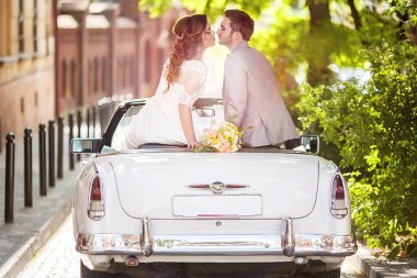 Düğün çifti ile eski araba