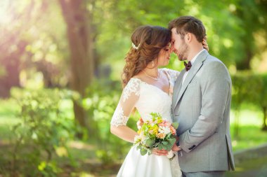mutlu gelin ve Damat Düğün günü üzerinde bir park