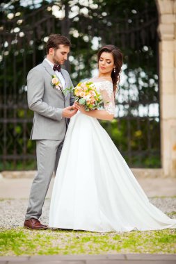 Parkta romantik gelinler