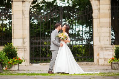 Parktaki gelin ve damat öpüşüyor. Doğadaki bir düğünde gelin ve damat öpüşüyor. Düğün çifti.
