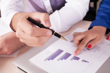 İş adamları? s eller takım çalışması sırasında