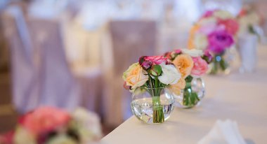 Düğün dekorasyon masada. Çiçek düzenlemeleri ve dekorasyon.