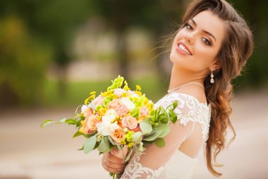 Gelinin ellerinde güzel orijinal düğün buketi