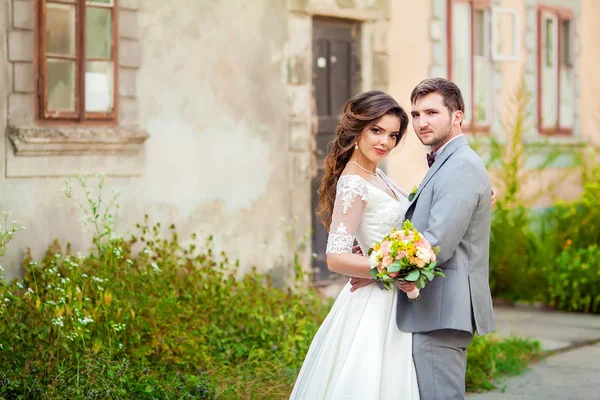 Весілля: красива наречена і наречена в парку в сонячний день — стокове фото