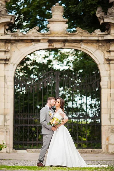 Novia y novio en la boda Día caminando al aire libre en la naturaleza de primavera. Pareja nupcial, feliz mujer recién casada y hombre abrazándose en el parque verde. Amar pareja de boda al aire libre. Novia y novio — Foto de Stock