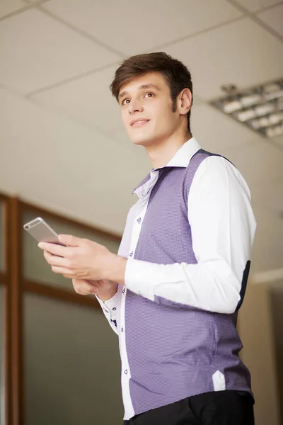 Negócio, pessoas e conceito de escritório - jovem empresário feliz ca — Fotografia de Stock