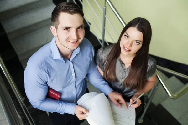 Gente de negocios leyendo un documento juntos — Foto de Stock