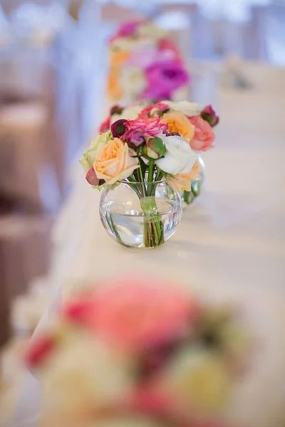 Bröllop dekoration på bordet. Blomsterarrangemang och dekoration. — Stockfoto
