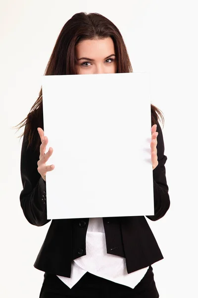 Glücklich lächelnde junge Geschäftsfrau zeigt leeres Schild, vorbei — Stockfoto