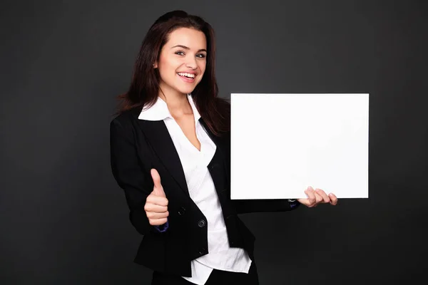 Happy glimlachend jonge zakelijke vrouw weergegeven: leeg bord, meer dan — Stockfoto