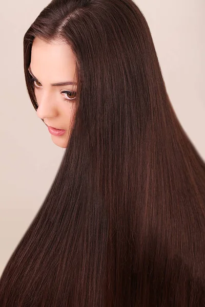 Cabello castaño. Retrato de una hermosa mujer con el pelo largo. Imagen de alta calidad . —  Fotos de Stock