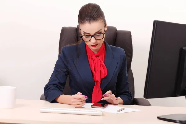 Ділова жінка в офісі ізольована на білому — стокове фото