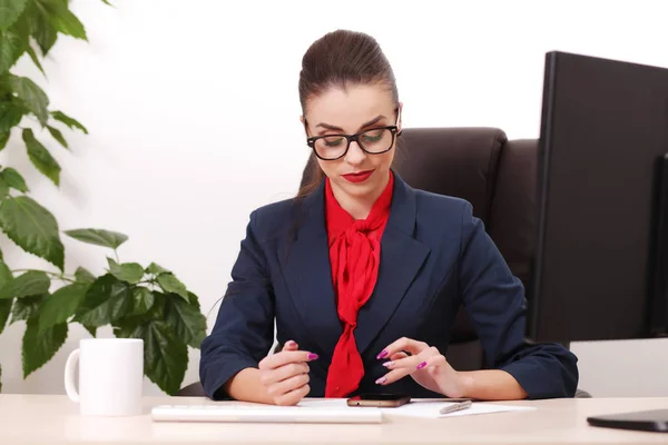 Femme d'affaires au bureau isolé sur blanc — Photo