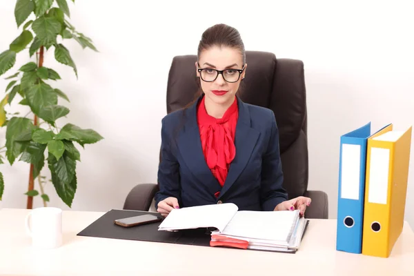 Portret van zakenvrouw met laptop schrijft over een document bij hij — Stockfoto