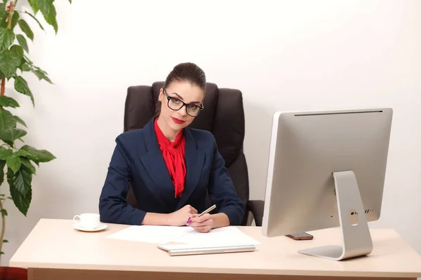 Unga och attraktiva affärskvinna arbetande i kontor — Stockfoto