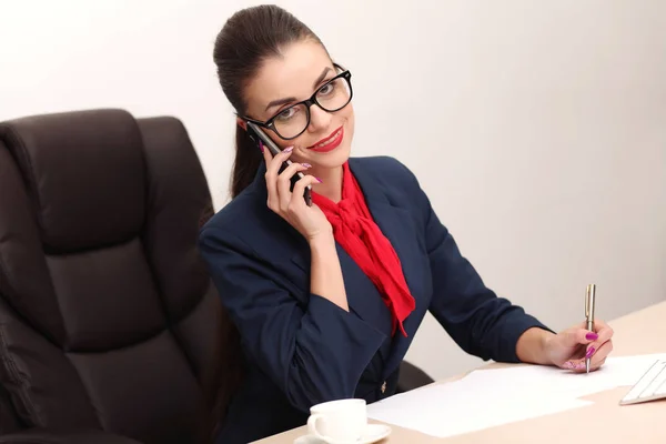 Snygg affärskvinna på kontoret — Stockfoto